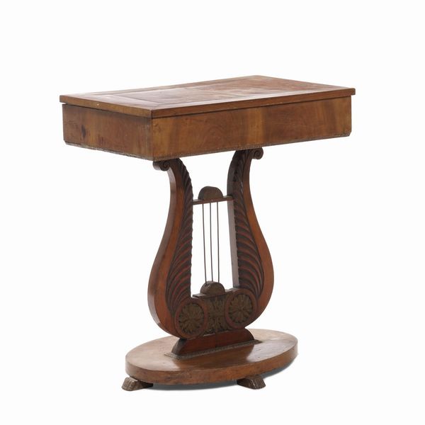 Tavolo con gamba a lira in legno intagliato. XIX secolo  - Asta Antiquariato Luglio - Associazione Nazionale - Case d'Asta italiane