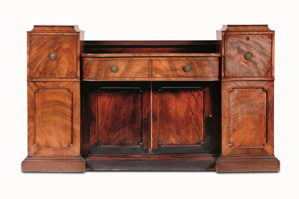 Credenza lastronata a quattro ante e due cassetti. XIX secolo  - Asta Antiquariato Luglio - Associazione Nazionale - Case d'Asta italiane