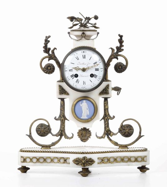 Pendola a portico in marmo, bronzo dorato, con placchette in biscuit. Francia, XIX secolo  - Asta Antiquariato Luglio - Associazione Nazionale - Case d'Asta italiane