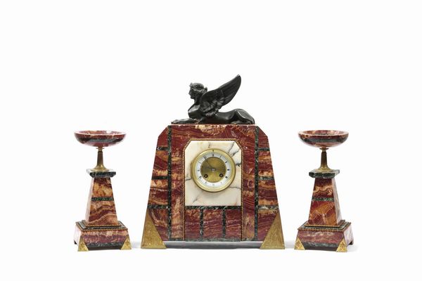 Trittico D�co conposto da orologio e coppia di coppe. Marmo e bronzo. XX secolo  - Asta Antiquariato Luglio - Associazione Nazionale - Case d'Asta italiane