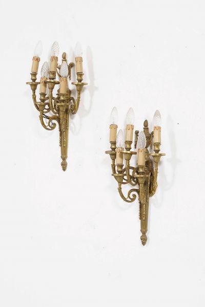 Coppia di appliques in bronzo dorato a 5 luci. XX secolo  - Asta Antiquariato Luglio - Associazione Nazionale - Case d'Asta italiane