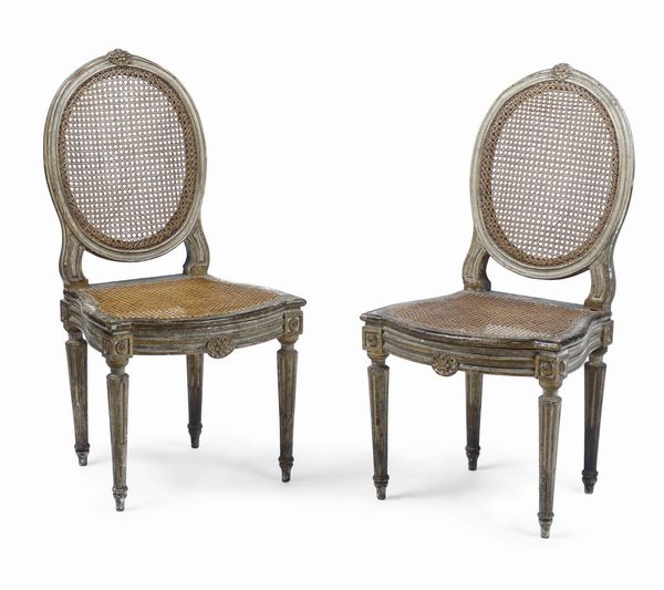 Coppia di sedie in legno laccato e intagliato. Francia, XVIII secolo  - Asta Antiquariato Luglio - Associazione Nazionale - Case d'Asta italiane