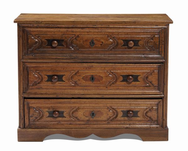 Com� in noce intagliato a tre cassetti. XVIII secolo  - Asta Antiquariato Luglio - Associazione Nazionale - Case d'Asta italiane