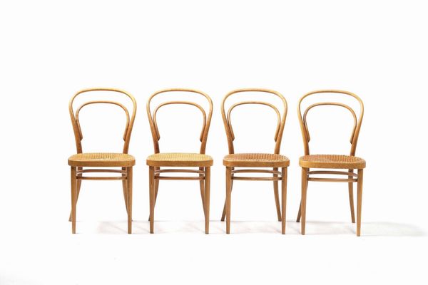Insieme di otto sedie in legno curvato. XX secolo  - Asta Antiquariato Luglio - Associazione Nazionale - Case d'Asta italiane