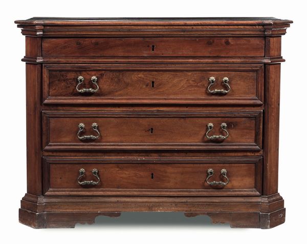 Com� in noce a tre cassetti, XVII secolo  - Asta Antiquariato Luglio - Associazione Nazionale - Case d'Asta italiane