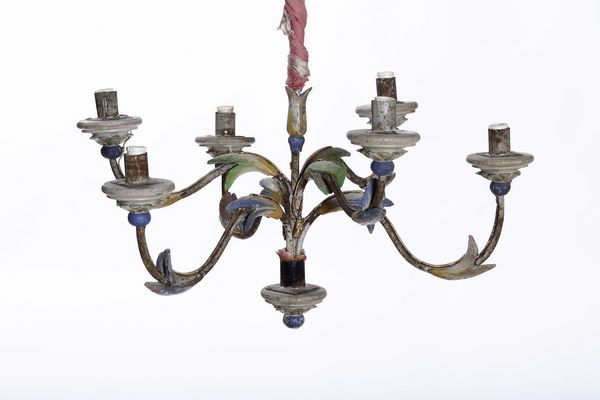 Piccolo lampadario in metallo dipinto in policromia, Piemonte  - Asta Antiquariato Luglio - Associazione Nazionale - Case d'Asta italiane