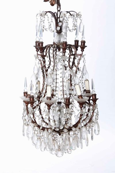 Coppia di lampadari a sei luci in metallo e cristalli. XIX secolo  - Asta Antiquariato Luglio - Associazione Nazionale - Case d'Asta italiane