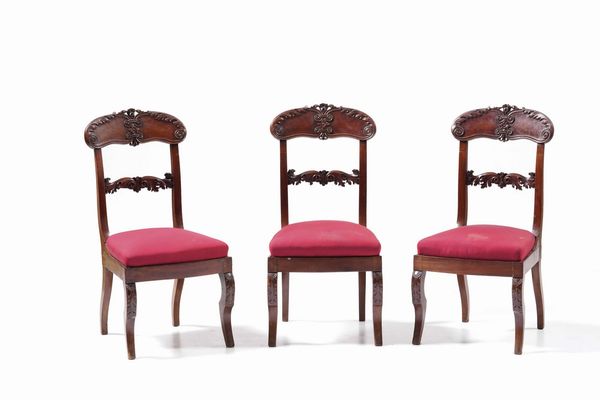 Tavolo in legno con sei sedie e due poltrone in legno intagliato. XIX secolo  - Asta Antiquariato Luglio - Associazione Nazionale - Case d'Asta italiane