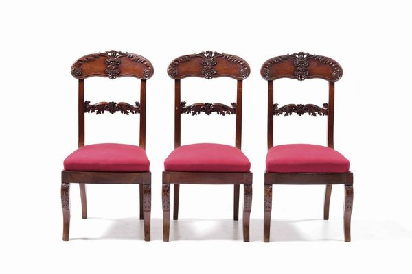 Tavolo in legno con sei sedie e due poltrone in legno intagliato. XIX secolo  - Asta Antiquariato Luglio - Associazione Nazionale - Case d'Asta italiane
