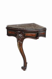 Coppia di angoliere intagliate e lastronate. XIX secolo  - Asta Antiquariato Luglio - Associazione Nazionale - Case d'Asta italiane