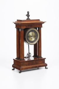 Pendola a portico in mogano. Austria, XIX secolo  - Asta Antiquariato Luglio - Associazione Nazionale - Case d'Asta italiane