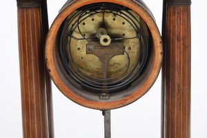 Pendola a portico in mogano. Austria, XIX secolo  - Asta Antiquariato Luglio - Associazione Nazionale - Case d'Asta italiane