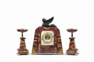 Trittico D�co conposto da orologio e coppia di coppe. Marmo e bronzo. XX secolo  - Asta Antiquariato Luglio - Associazione Nazionale - Case d'Asta italiane