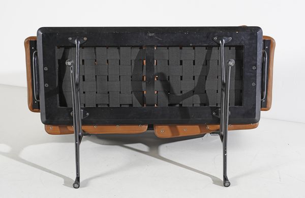 EAMES CHARLES & RAY (1907 - 1978) : Divanetto  - Asta Asta 417 | DESIGN E ARTI DECORATIVE DEL NOVECENTO Online - Associazione Nazionale - Case d'Asta italiane