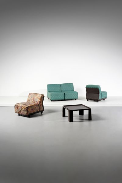 BELLINI MARIO (n. 1935) : Quattro poltrone Amanta con tavolino per B&B  - Asta Asta 417 | DESIGN E ARTI DECORATIVE DEL NOVECENTO Online - Associazione Nazionale - Case d'Asta italiane