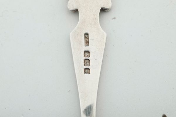 Coppia di cucchiai da cerimonia. Birmingham, 1909. Marchio dell'argentiere W.F.H. (non identificato)  - Asta Argenti - Associazione Nazionale - Case d'Asta italiane