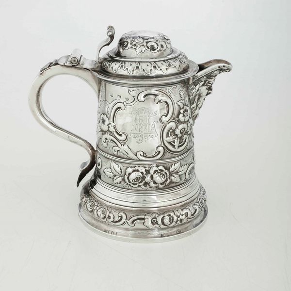 Tankard. Argento fuso, sbalzato e cesellato. Londra 1727. Marchio dell�argentiere parziale di difficile identificazione (J. Millington?) e altri marchi per Londra 1877 e dell�argentiere Frederick Brasted  - Asta Argenti - Associazione Nazionale - Case d'Asta italiane