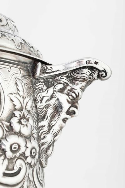 Tankard. Argento fuso, sbalzato e cesellato. Londra 1727. Marchio dell�argentiere parziale di difficile identificazione (J. Millington?) e altri marchi per Londra 1877 e dell�argentiere Frederick Brasted  - Asta Argenti - Associazione Nazionale - Case d'Asta italiane