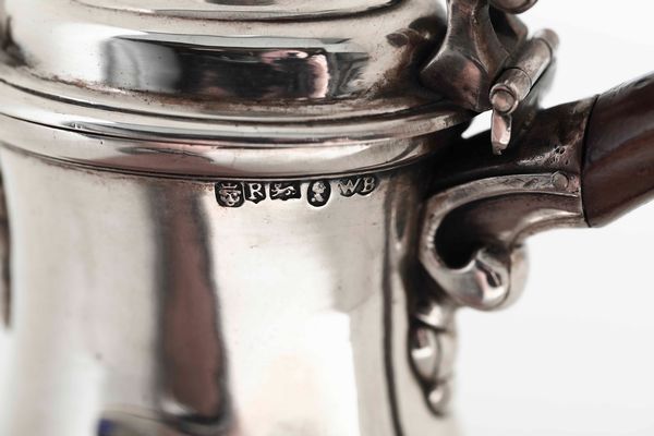Caffettiera. Argento fuso e sbalzato. Argentiere del XVIII-XIX secolo. Marchi ad imitazione dell�argenteria inglese non pertinenti  - Asta Argenti - Associazione Nazionale - Case d'Asta italiane