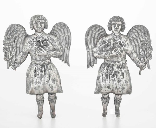 Coppia di angeli. Lamina d�argento inciso e sbalzato. Argenteria coloniale ispano-americana, AltoPer� (?) XIX secolo (apparentemente privi di punzonatura)<BR>2410 gr. peso lordo  - Asta Argenti - Associazione Nazionale - Case d'Asta italiane