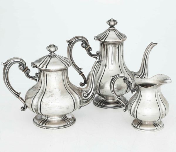 Servizio da t� o caff�. Argenteria italiana. Marchi con fascio littorio in uso dal 1935 al 1945. Argentiere Guerci & C. , Alessandria  - Asta Argenti - Associazione Nazionale - Case d'Asta italiane