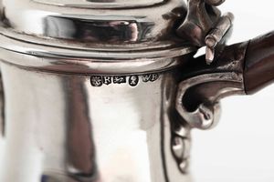 Caffettiera. Argento fuso e sbalzato. Argentiere del XVIII-XIX secolo. Marchi ad imitazione dell�argenteria inglese non pertinenti  - Asta Argenti - Associazione Nazionale - Case d'Asta italiane