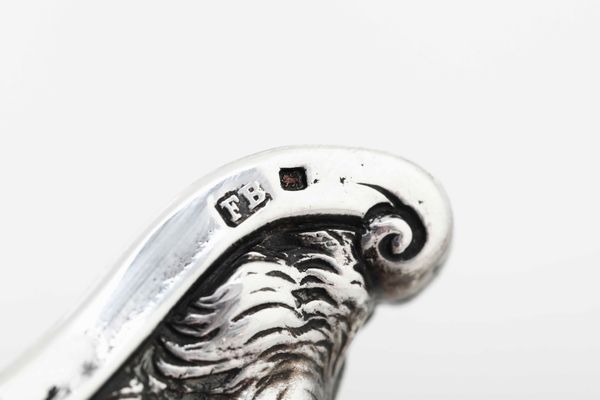 Tankard. Argento fuso, sbalzato e cesellato. Londra 1727. Marchio dell�argentiere parziale di difficile identificazione (J. Millington?) e altri marchi per Londra 1877 e dell�argentiere Frederick Brasted  - Asta Argenti - Associazione Nazionale - Case d'Asta italiane