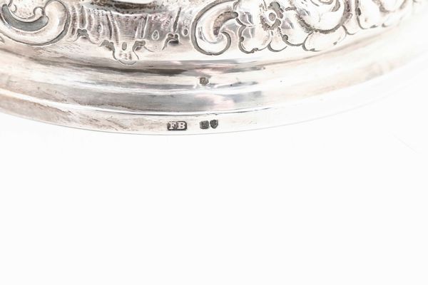 Tankard. Argento fuso, sbalzato e cesellato. Londra 1727. Marchio dell�argentiere parziale di difficile identificazione (J. Millington?) e altri marchi per Londra 1877 e dell�argentiere Frederick Brasted  - Asta Argenti - Associazione Nazionale - Case d'Asta italiane