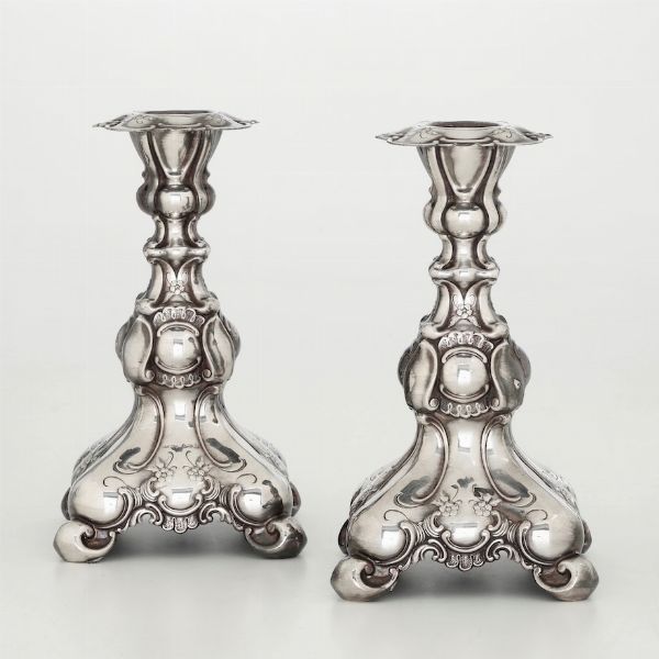 Coppia di candelieri. Argento fuso e sagomato. Svezia met� del XX secolo  - Asta Argenti - Associazione Nazionale - Case d'Asta italiane