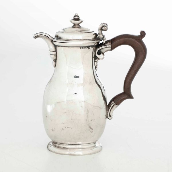 Caffettiera. Argento fuso e sbalzato. Argentiere del XVIII-XIX secolo. Marchi ad imitazione dell�argenteria inglese non pertinenti  - Asta Argenti - Associazione Nazionale - Case d'Asta italiane