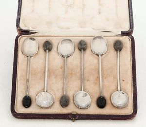 Set di cucchiaini entro custodia originale. Citt di Sheffield, 1911. Argentiere Asprey & Co  - Asta Argenti - Associazione Nazionale - Case d'Asta italiane