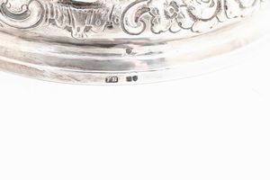 Tankard. Argento fuso, sbalzato e cesellato. Londra 1727. Marchio dell�argentiere parziale di difficile identificazione (J. Millington?) e altri marchi per Londra 1877 e dell�argentiere Frederick Brasted  - Asta Argenti - Associazione Nazionale - Case d'Asta italiane