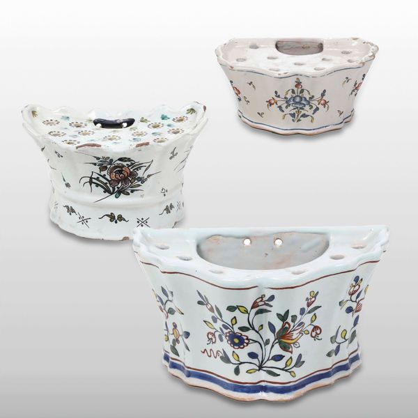 Tre fioriere da parete a ventaglio<BR>Francia, Manifattura di La Rochelle, XVIII secolo  - Asta Ceramiche - Associazione Nazionale - Case d'Asta italiane