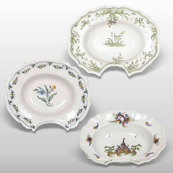 Tre bacili da barbiere.<BR>Francia, XVIII e XIX secolo.  - Asta Ceramiche - Associazione Nazionale - Case d'Asta italiane