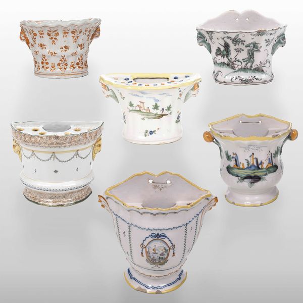 Sei fioriere da parete.<BR>Francia, Manifattura di Moustiers e Provenza, Manifattura di Allemagne, XVIII secolo.  - Asta Ceramiche - Associazione Nazionale - Case d'Asta italiane
