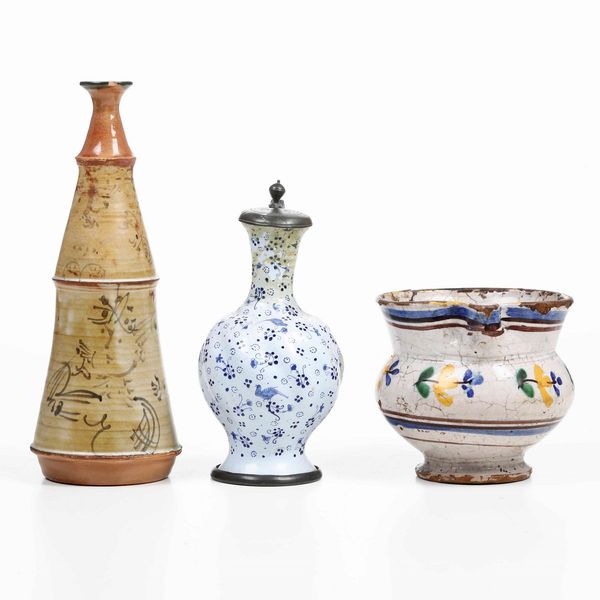 Lotto di tre maioliche <BR>Germania, Norimberga XVIII secolo; Italia XIX secolo; probabilmente Francia 1930 circa  - Asta Ceramiche - Associazione Nazionale - Case d'Asta italiane