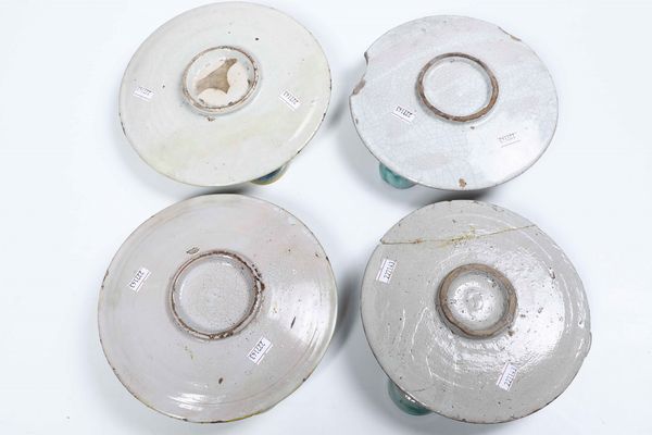 Quattro piatti portauovo<BR>Deruta, XVII secolo  - Asta Ceramiche - Associazione Nazionale - Case d'Asta italiane