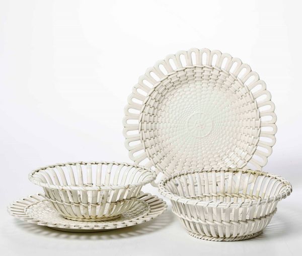 Due cestini con sottopiatto<BR>Inghilterra, Manifattura di Wedgwood, XIX secolo  - Asta Ceramiche - Associazione Nazionale - Case d'Asta italiane
