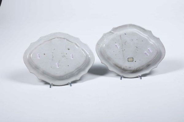 Coppia di piatti ovali Faenza, Manifattura Ferniani, prima met del XVIII secolo  - Asta Ceramiche - Associazione Nazionale - Case d'Asta italiane