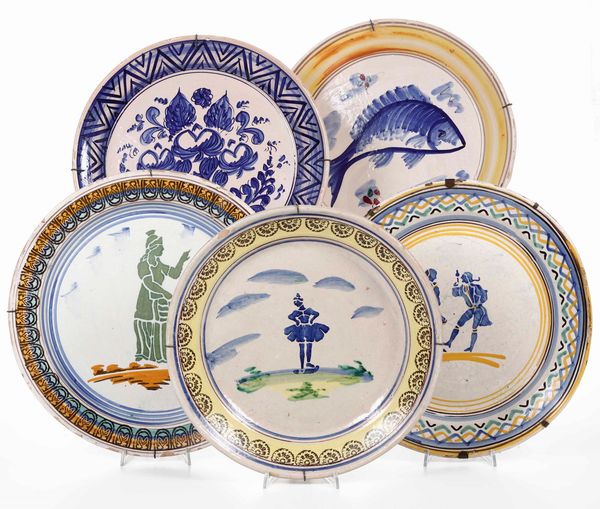 Cinque grandi piatti<BR>Vietri sul Mare (Salerno) e Sicilia, fine del XIX secolo, inizio del XX secolo  - Asta Ceramiche - Associazione Nazionale - Case d'Asta italiane