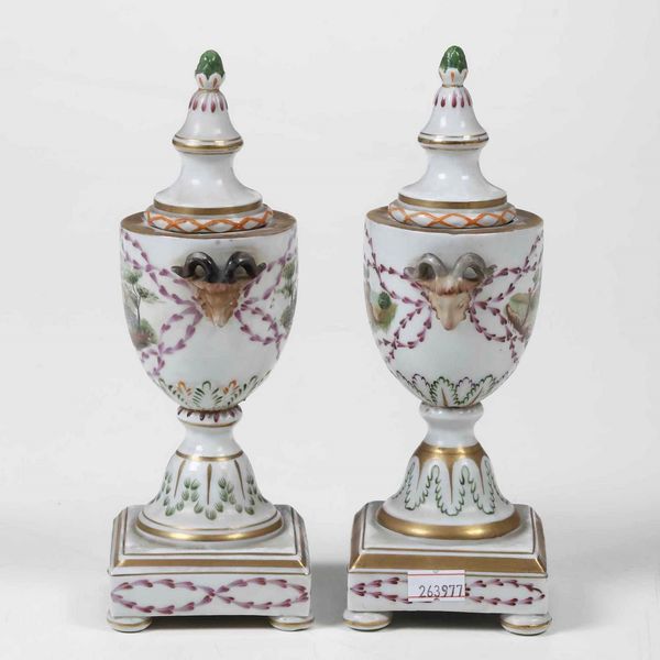 Coppia di vasetti/candelieri<BR>Manifattura indeterminata, XX secolo  - Asta Ceramiche - Associazione Nazionale - Case d'Asta italiane