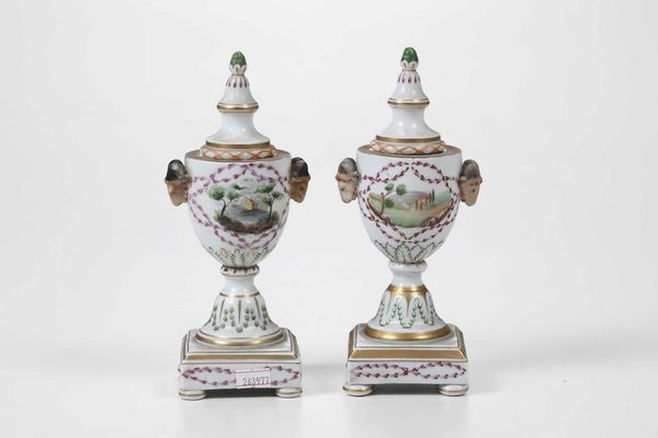Coppia di vasetti/candelieri<BR>Manifattura indeterminata, XX secolo  - Asta Ceramiche - Associazione Nazionale - Case d'Asta italiane