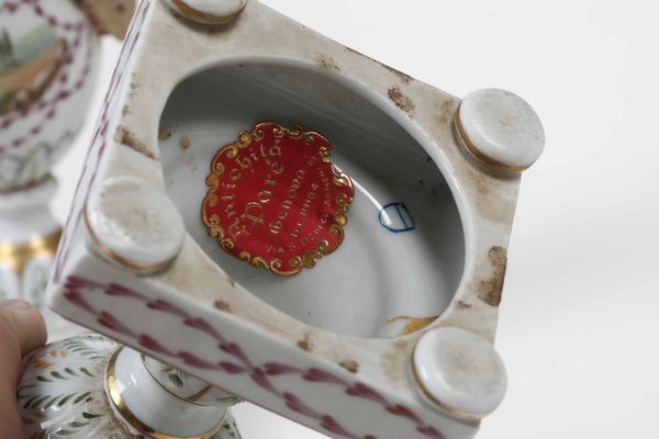 Coppia di vasetti/candelieri<BR>Manifattura indeterminata, XX secolo  - Asta Ceramiche - Associazione Nazionale - Case d'Asta italiane