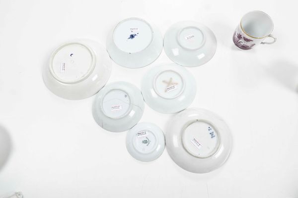 Tre differenti tazze e sei differenti piattini<BR>XVIII e XX secolo  - Asta Ceramiche - Associazione Nazionale - Case d'Asta italiane