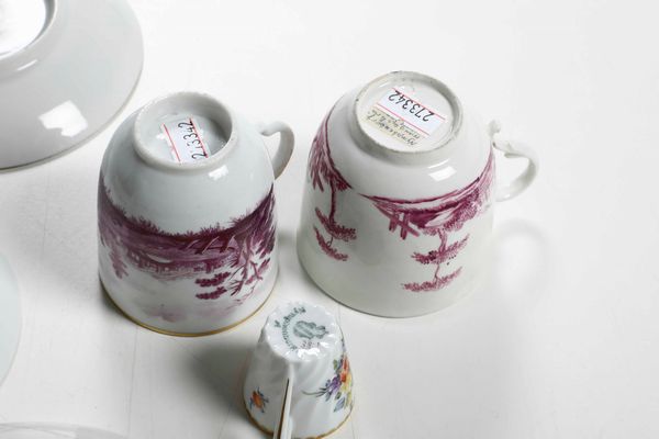 Tre differenti tazze e sei differenti piattini<BR>XVIII e XX secolo  - Asta Ceramiche - Associazione Nazionale - Case d'Asta italiane