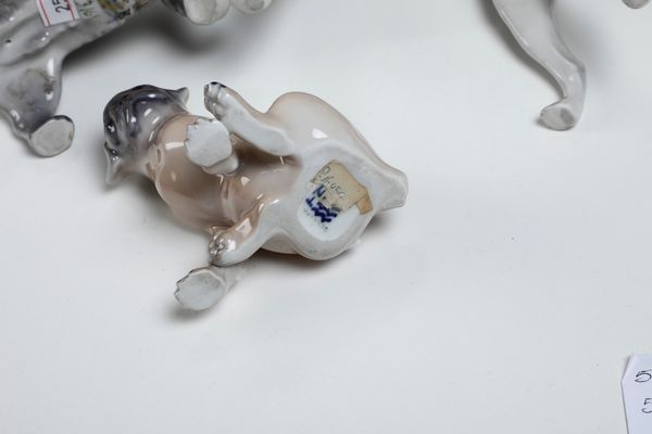 Due gruppi e tre figurine di cani<BR>XX secolo  - Asta Ceramiche - Associazione Nazionale - Case d'Asta italiane