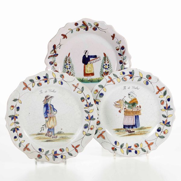 Tre piatti con costumi <BR>Francia (Sarthe), Manifatture di Malicorne, dopo il 1890 e probabilmente Quimper  - Asta Ceramiche - Associazione Nazionale - Case d'Asta italiane
