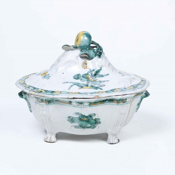 Una zuppiera e un coperchio<BR>Cerreto Sannita, fine del XVIII secolo  - Asta Ceramiche - Associazione Nazionale - Case d'Asta italiane