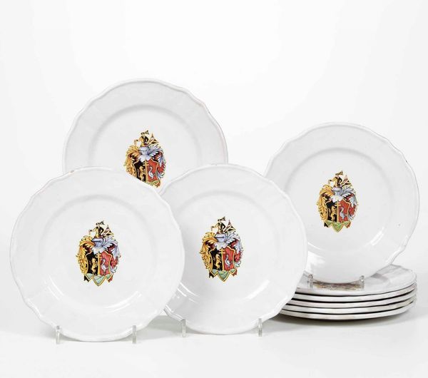 Nove piatti con stemma araldico<BR>Deruta, Manifattura G. Grazia & C., XX secolo  - Asta Ceramiche - Associazione Nazionale - Case d'Asta italiane