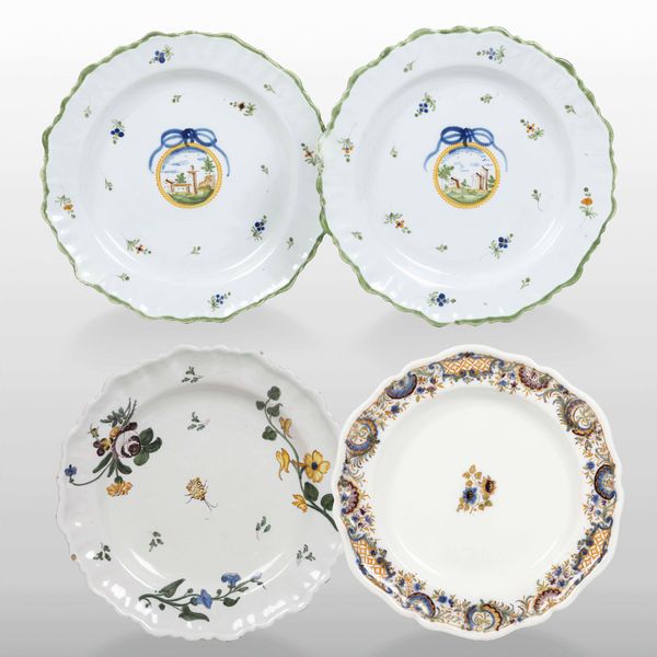 Quattro piatti<BR>Francia, Manifatture di Moustiers e Marsiglia, XVIII secolo  - Asta Ceramiche - Associazione Nazionale - Case d'Asta italiane